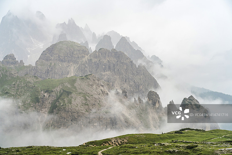 景观的Tre Cime山峰在日出与雾，白云石阿尔卑斯山。国家自然公园，意大利。图片素材