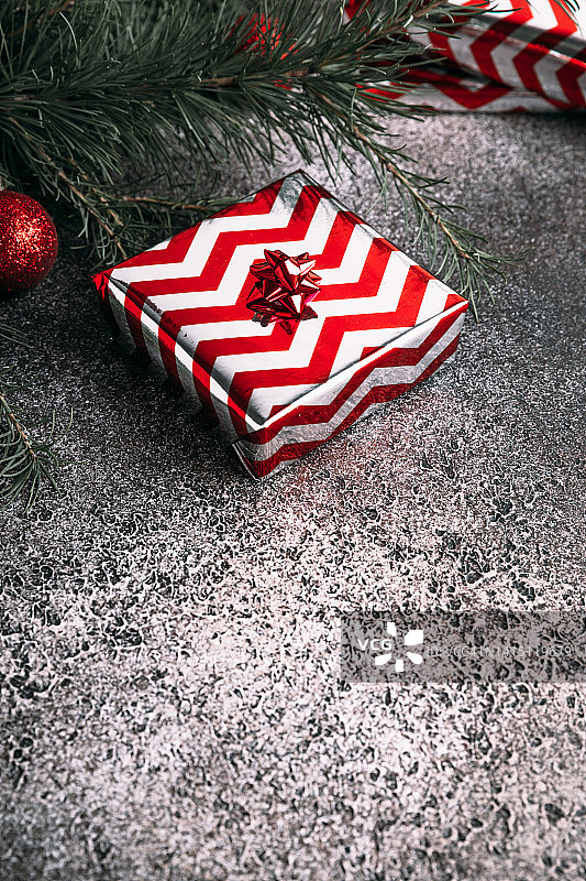 礼品盒和圣诞树的树枝。图片素材