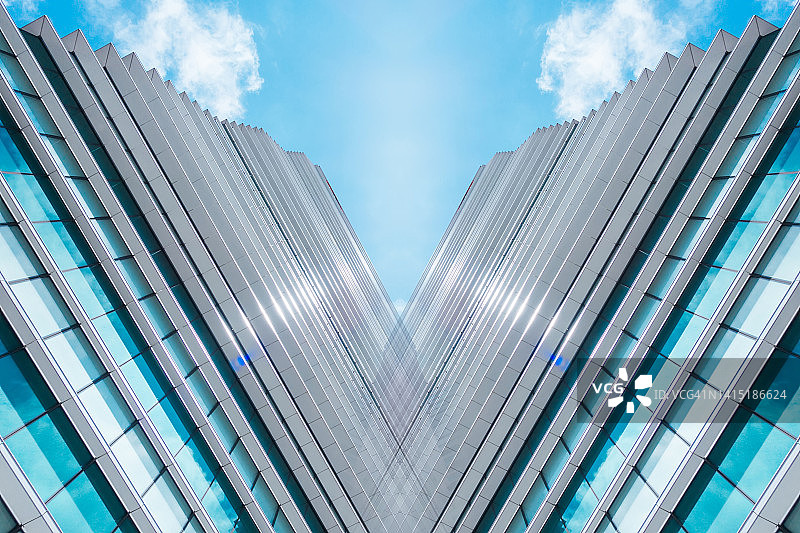 底面全景和透视图以钢蓝色玻璃高层建筑摩天楼，商业理念成功的工业建筑图片素材