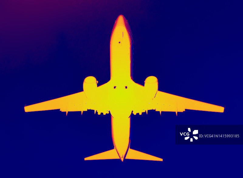 空中飞机(红外效果)图片素材