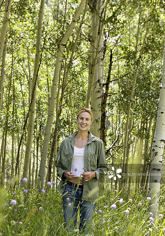 站在白杨林中的女人图片素材
