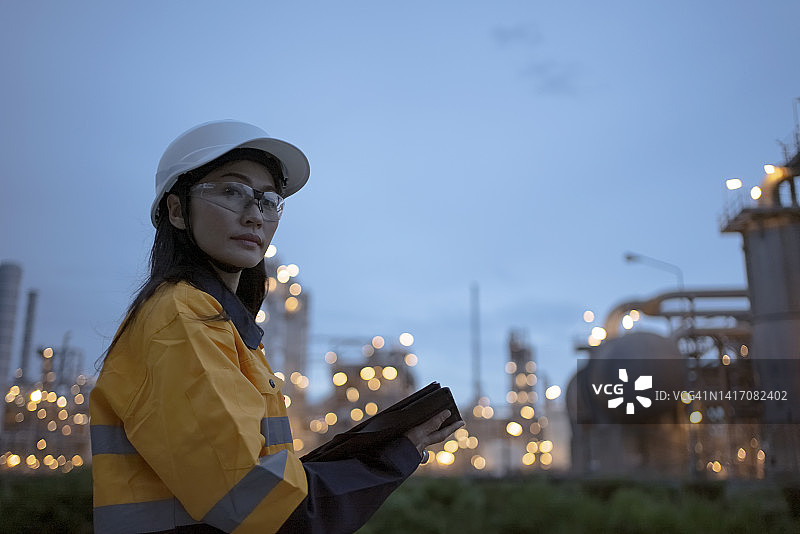 在项目石化现场上夜班的亚洲女工程师。图片素材