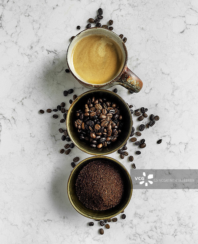一杯咖啡，一碗咖啡粉，一碗咖啡豆，白色的大理石背景图片素材