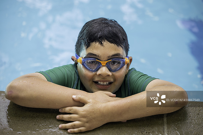 年轻的游泳运动员肖像图片素材