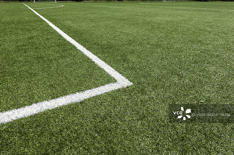 绿色合成人造草坪足球运动场地用白色角条纹线图片素材