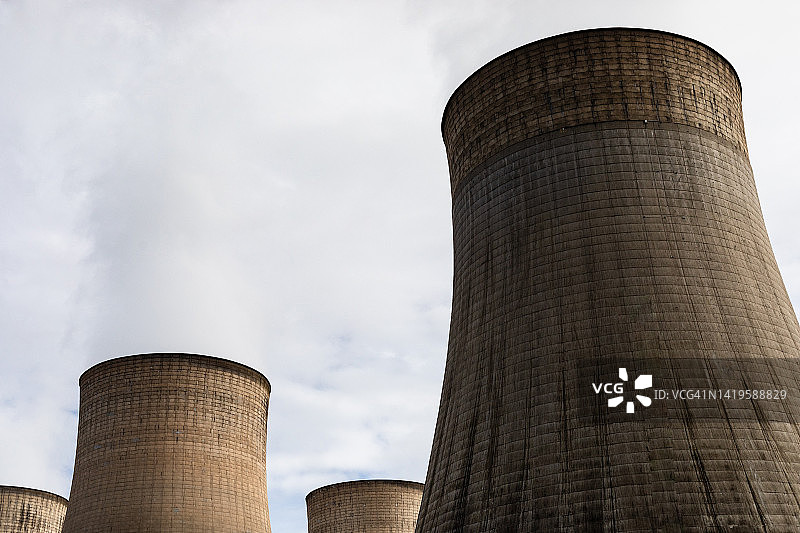 燃煤发电厂的冷却塔图片素材