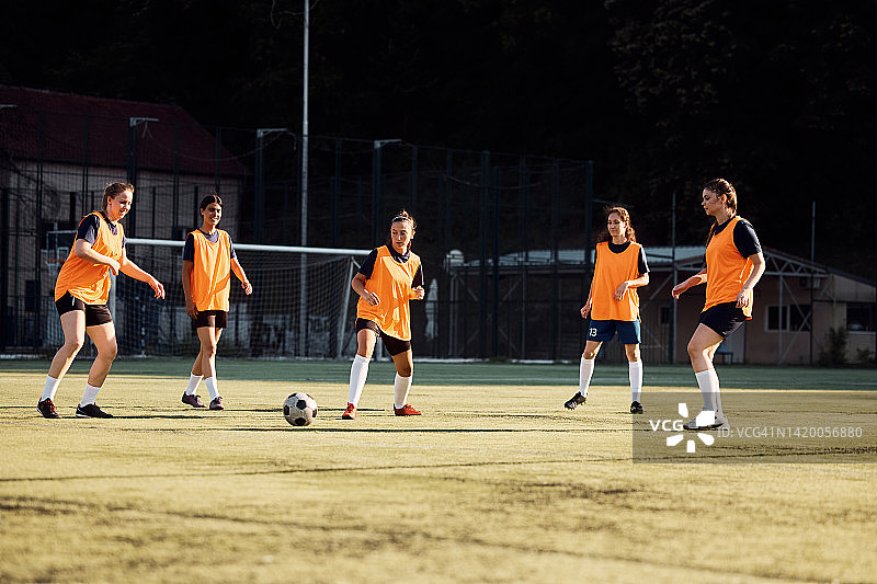 女子足球队在操场上练习。图片素材