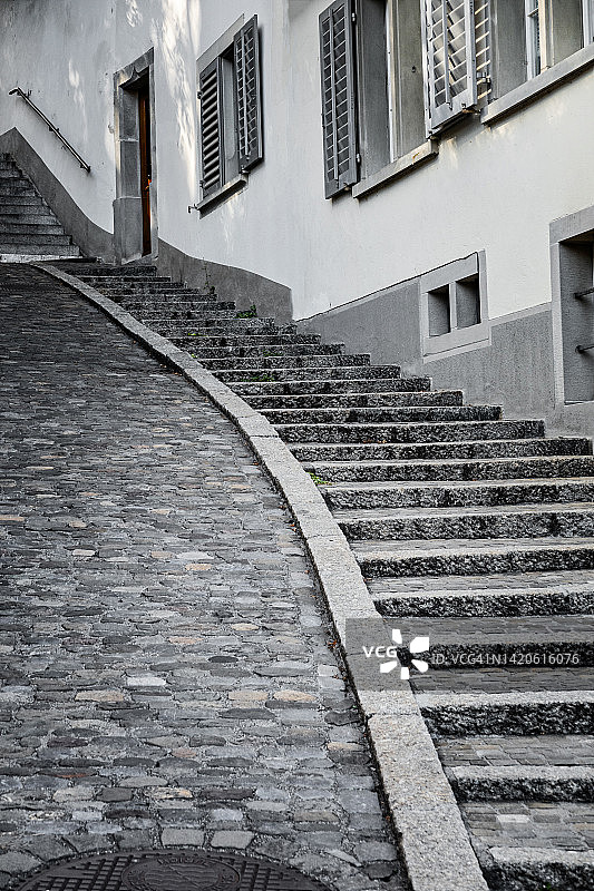 有楼梯的陡峭小巷图片素材