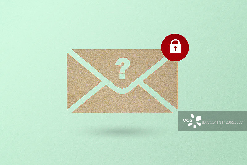 为了安全，隐私，密码要求，绝密概念，带问号的封闭信封棕色垃圾纸剪纸，钥匙锁在红色圈上，垃圾绿色背景图片素材
