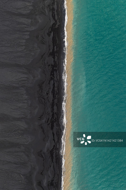 从冰岛上空俯瞰黑色沙滩和海洋图片素材