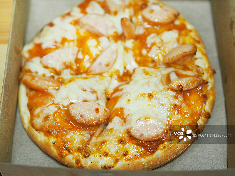披萨上面有香肠和披萨酱奶酪纸盒，食物背景图片素材