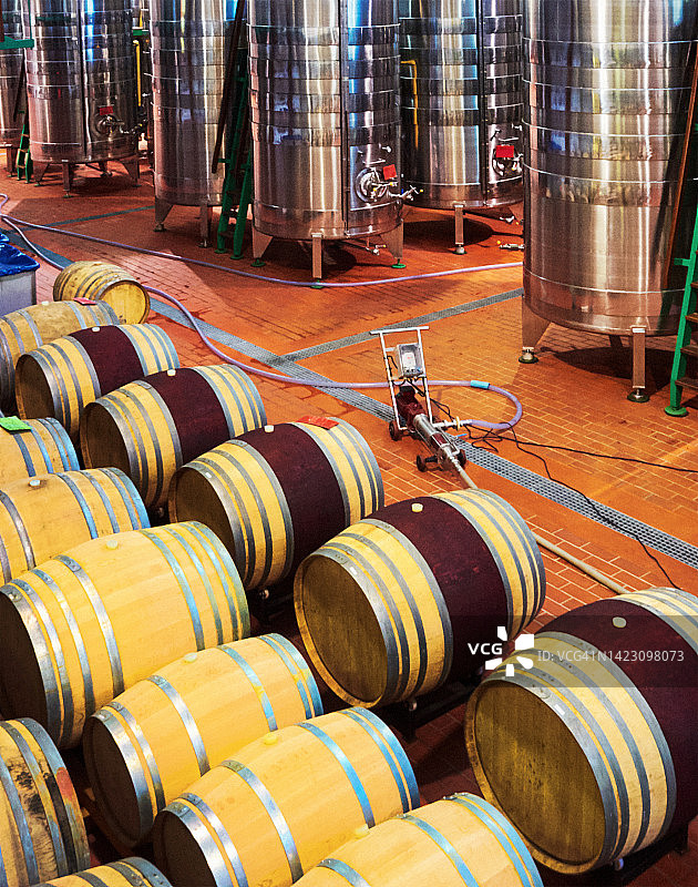 橡木木桶葡萄酒在酿酒厂发酵过程中成熟的橡木木桶图片素材