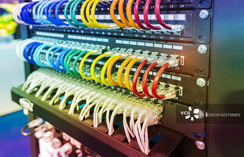 信息技术计算机网络，连接到交换机的电信以太网电缆。图片素材
