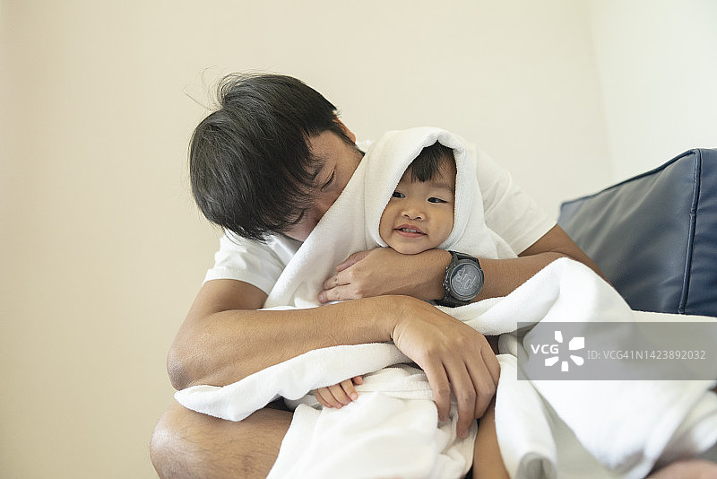 积极的情感亚洲的父亲和女儿在家里玩家庭生活图片素材