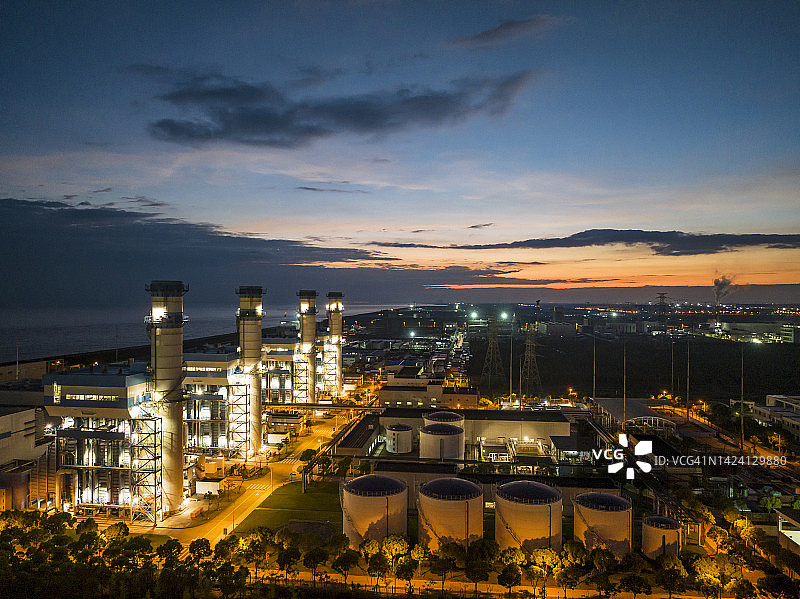 日落时的天然气发电厂鸟瞰图图片素材
