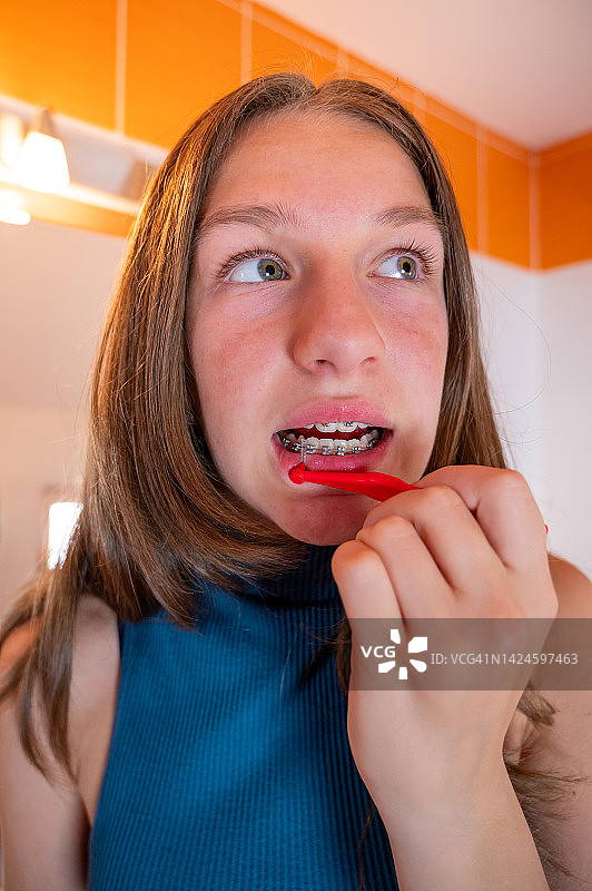 小女孩在清洁她的牙托图片素材