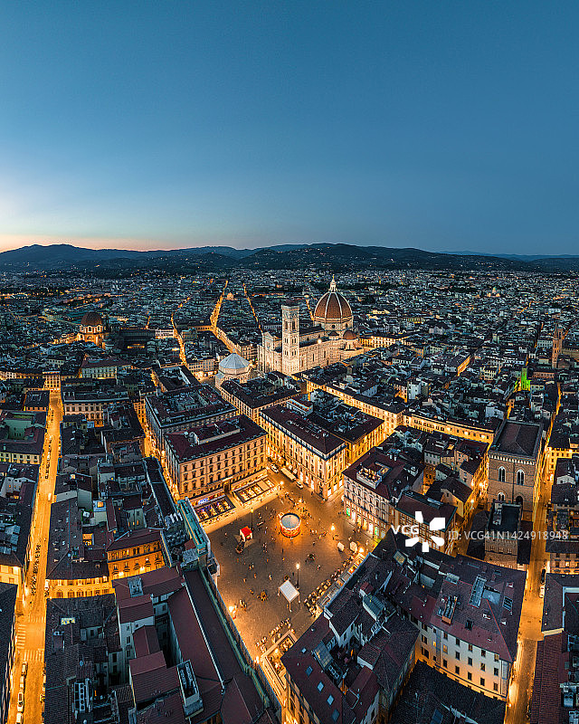 意大利佛罗伦萨大教堂广场的鸟瞰图。圣玛丽亚大教堂，著名的日落时分的佛罗伦萨大教堂。图片素材