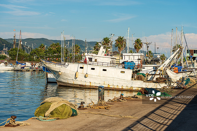 用于拖网捕鱼的渔船-意大利利古里亚的拉斯佩齐亚港图片素材