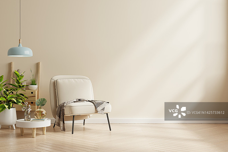 墙壁模拟在暖色调扶手椅上乳白色的墙背景。图片素材
