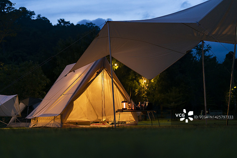 帐篷，晚上的露营地，美丽的大自然图片素材