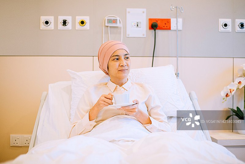 亚裔癌症女性患者在医院享受饮料图片素材