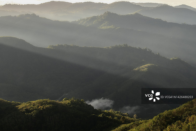 阳光照射在泰国雅拉省卑同的艾耶翁山上图片素材