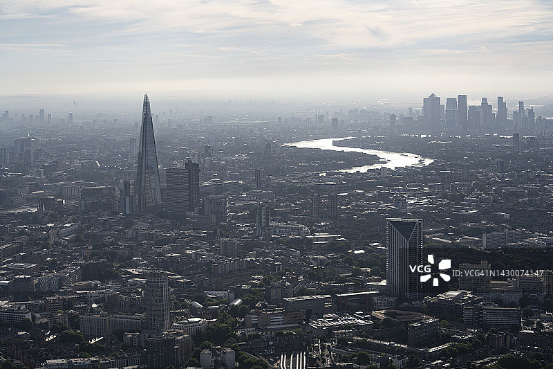从英国伦敦上空鸟瞰日出时东方的天际线图片素材