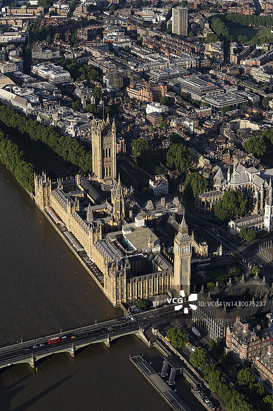 从泰晤士河上空俯瞰英国伦敦威斯敏斯特宫的鸟瞰图图片素材