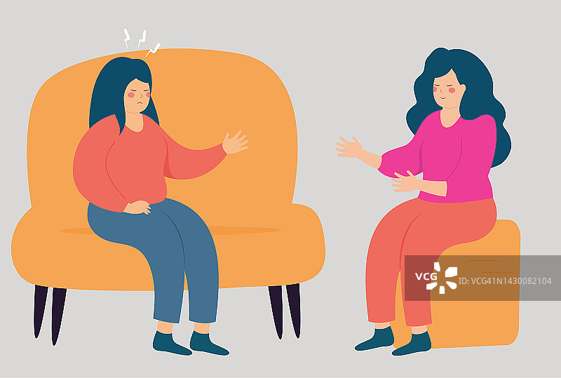 女病人坐在沙发上与心理学家或心理治疗师交谈。治疗患有抑郁症的女性图片素材