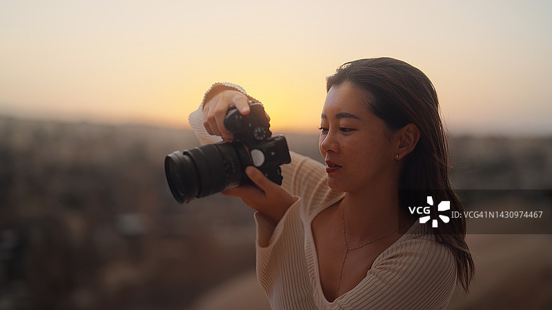年轻女游客在卡帕多西亚拍摄自然照片和视频Türkiye图片素材
