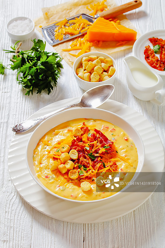 美味的奶油南瓜汤在碗，俯视图图片素材