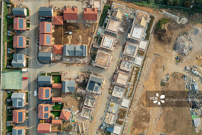无人机拍摄的仍在建设中的新住宅开发项目，建筑处于不同的阶段图片素材