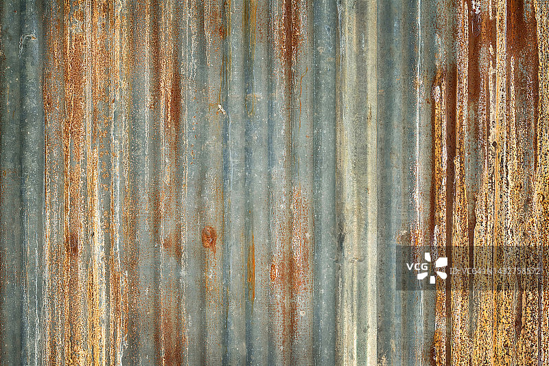 旧的锌墙质感背景，镀锌金属板上生锈。图片素材