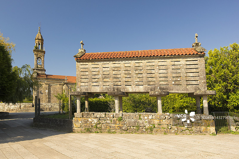 Hórreo de Carnota，背景是教堂，A Coruña，西班牙。图片素材