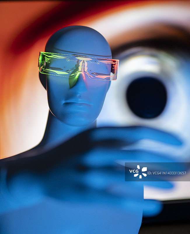 机器人与发光未来智能眼镜在眼前图片素材