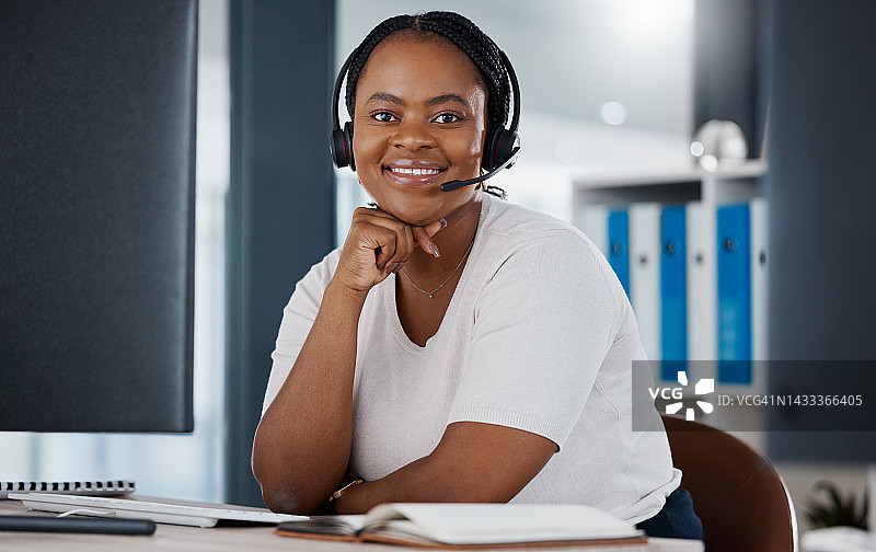 呼叫中心工作人员，企业管理销售顾问和黑人女性网络，联系和咨询客户关系管理电话营销在办公室。一个快乐的客户服务支持代理的画像图片素材