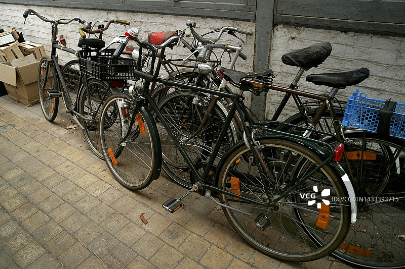 旧自行车停放图片素材