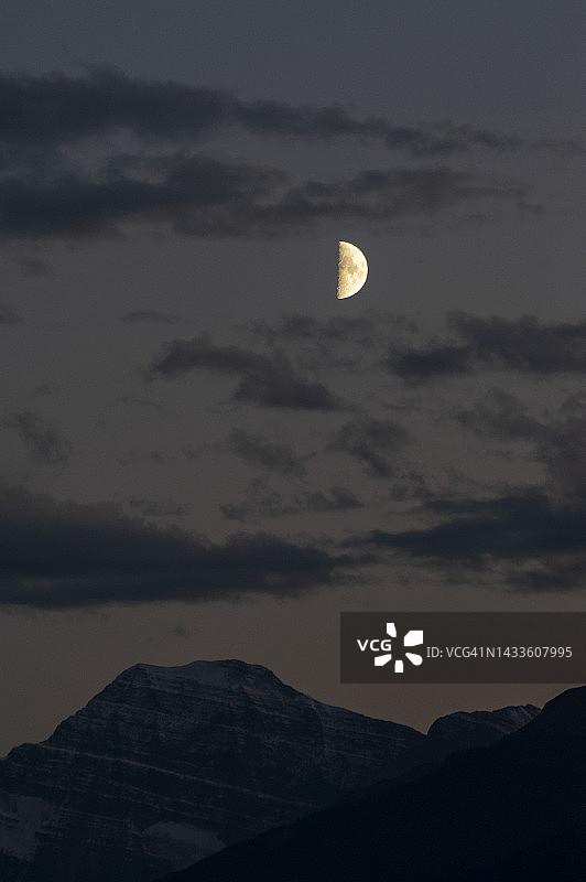 月光和一点云，还有落基山脉图片素材