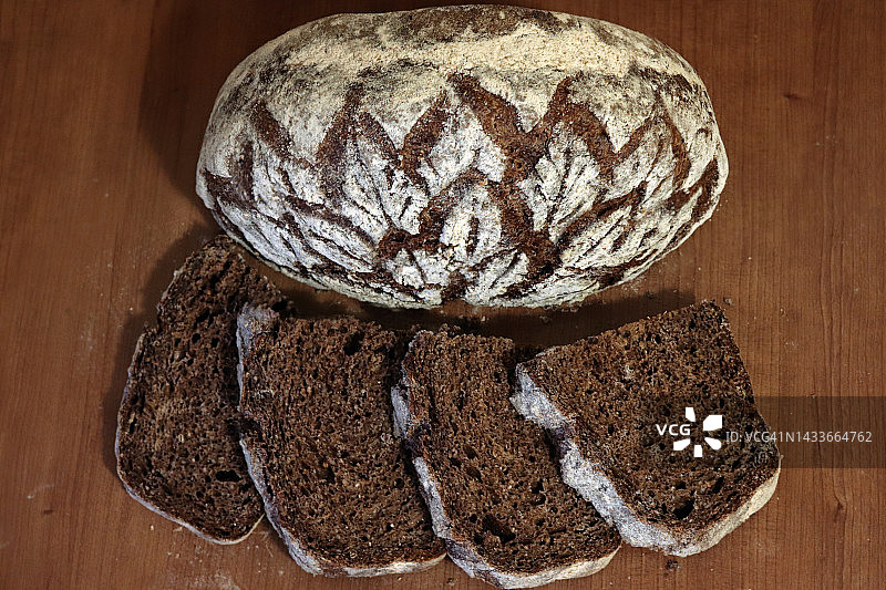 荷兰烤箱乡村黑麦面包与花卉图案得分顶部图片素材