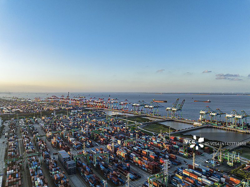 上海外高桥港鸟瞰图，这是一个集装箱工业港。图片素材