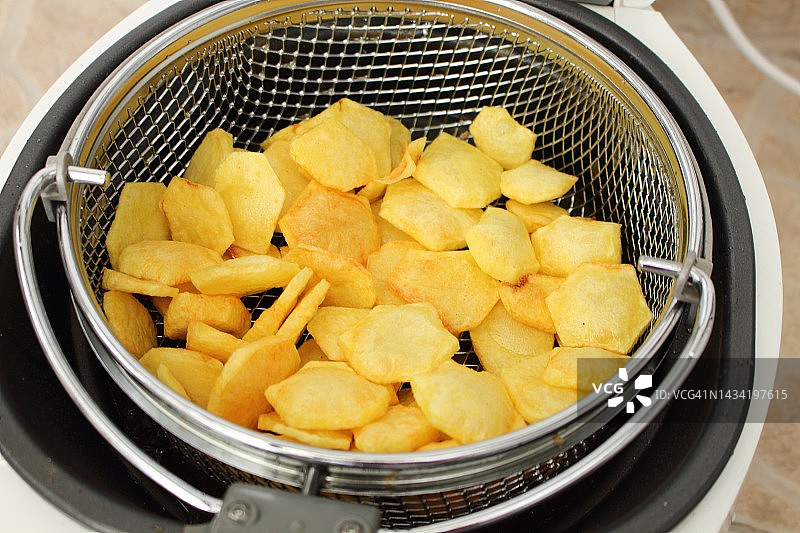 在炸锅里的自制薯条图片素材