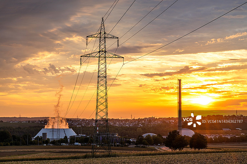 夕阳下的Neckarwestheim核电站(Baden-Württemberg，德国)图片素材