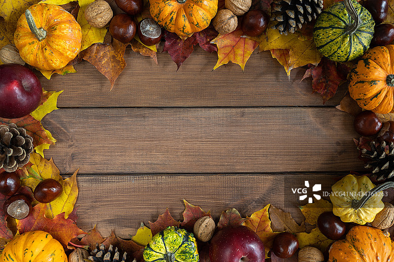 秋色或秋色平铺构图框，木色背景上留有复制空间。图片素材