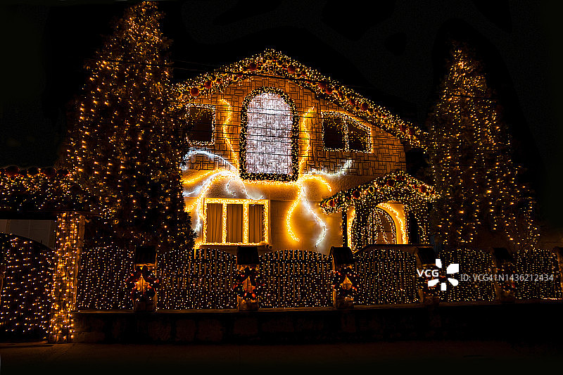 房子的圣诞霓虹灯把圣诞老人带到我们身边图片素材