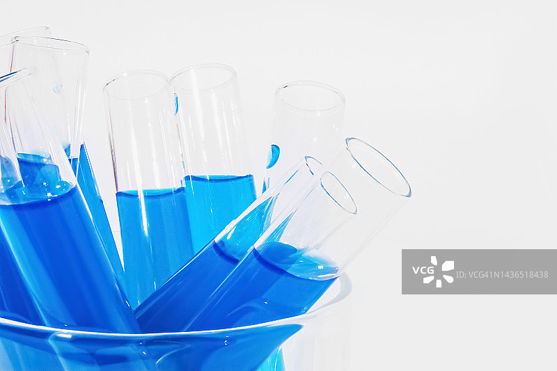 白色背景透明玻璃试管，蓝色液体，化学元素，催化剂，实验室，医疗设备，玻璃，化学，生物化学，化学实验室，模板，用于药品，用于药品广告，测试，医学分析图片素材
