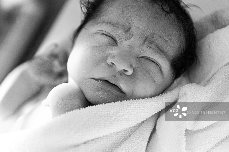 新生儿对新生儿的医学控制图片素材