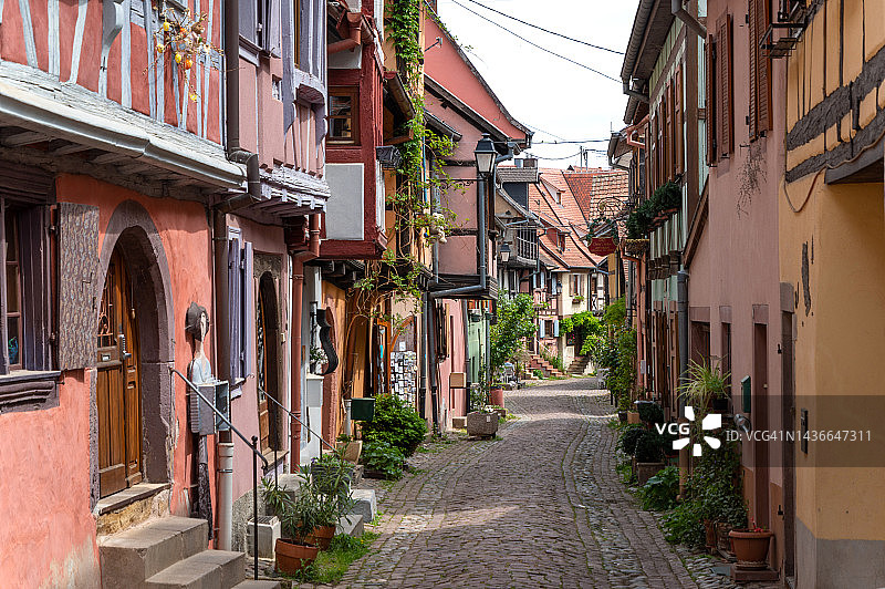 法国Egiusheim的街道和色彩斑斓的建筑图片素材