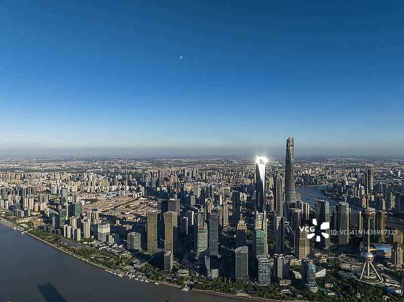 日落时分的上海陆家嘴金融区鸟瞰图图片素材
