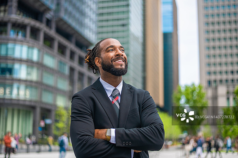 成功的黑人男性企业家实现了他的目标图片素材