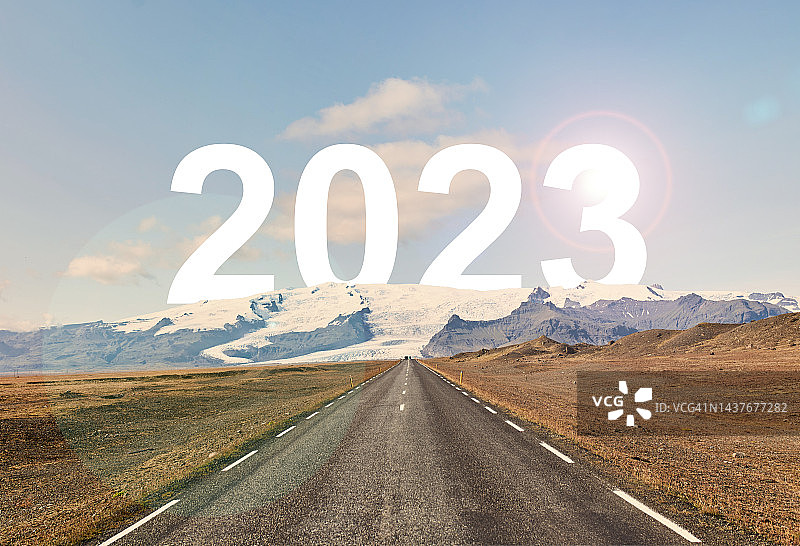 2023这个词写在冰川和空旷的柏油路后面图片素材
